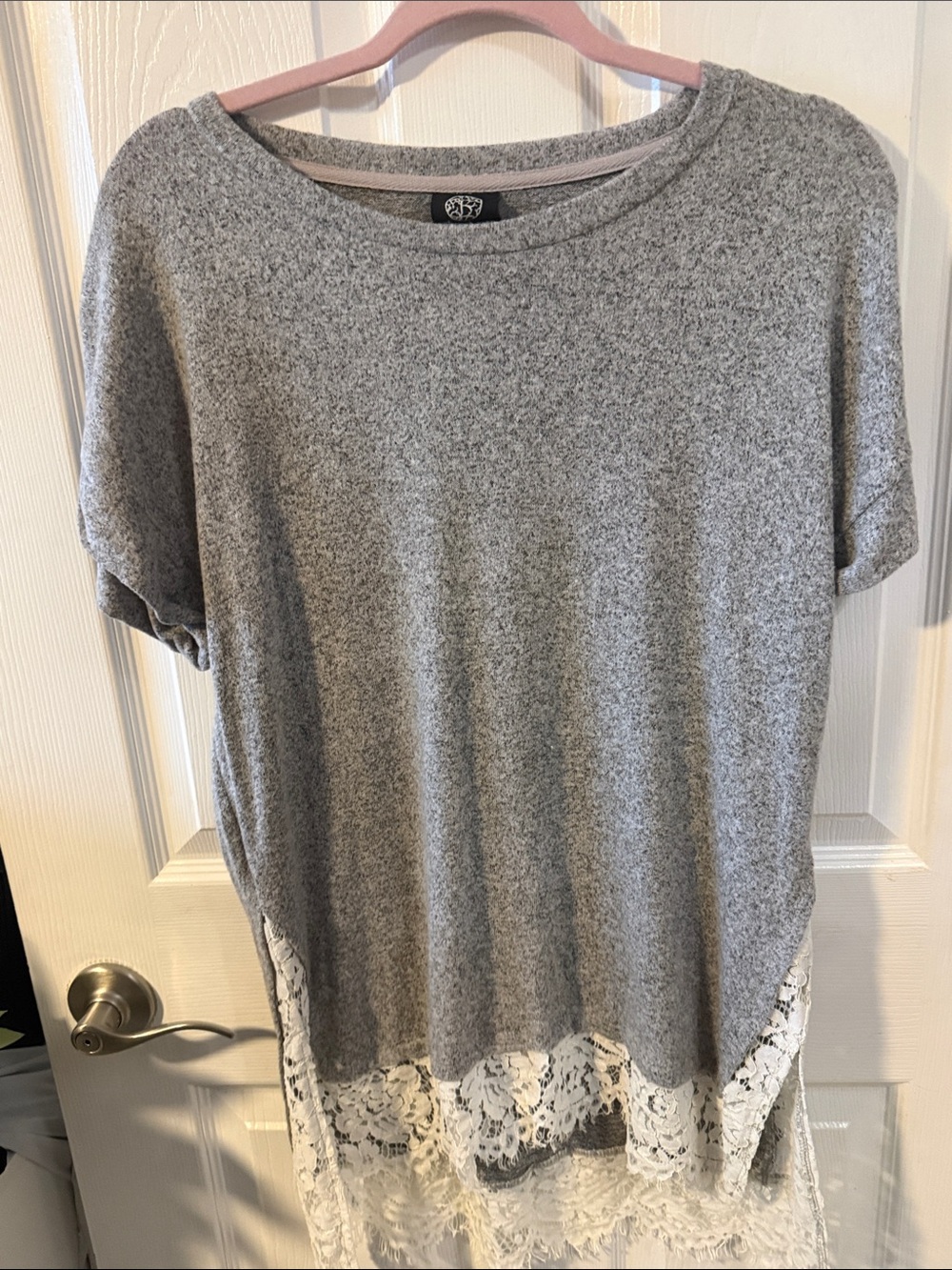 Bobeau-Women's Gray Lace-Hem Short Sleeve Top